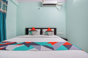 1 bedroom, Egyptian cotton sheets, premium bedding, desk