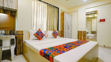 Ropa de cama de alta calidad y caja de seguridad en la habitación