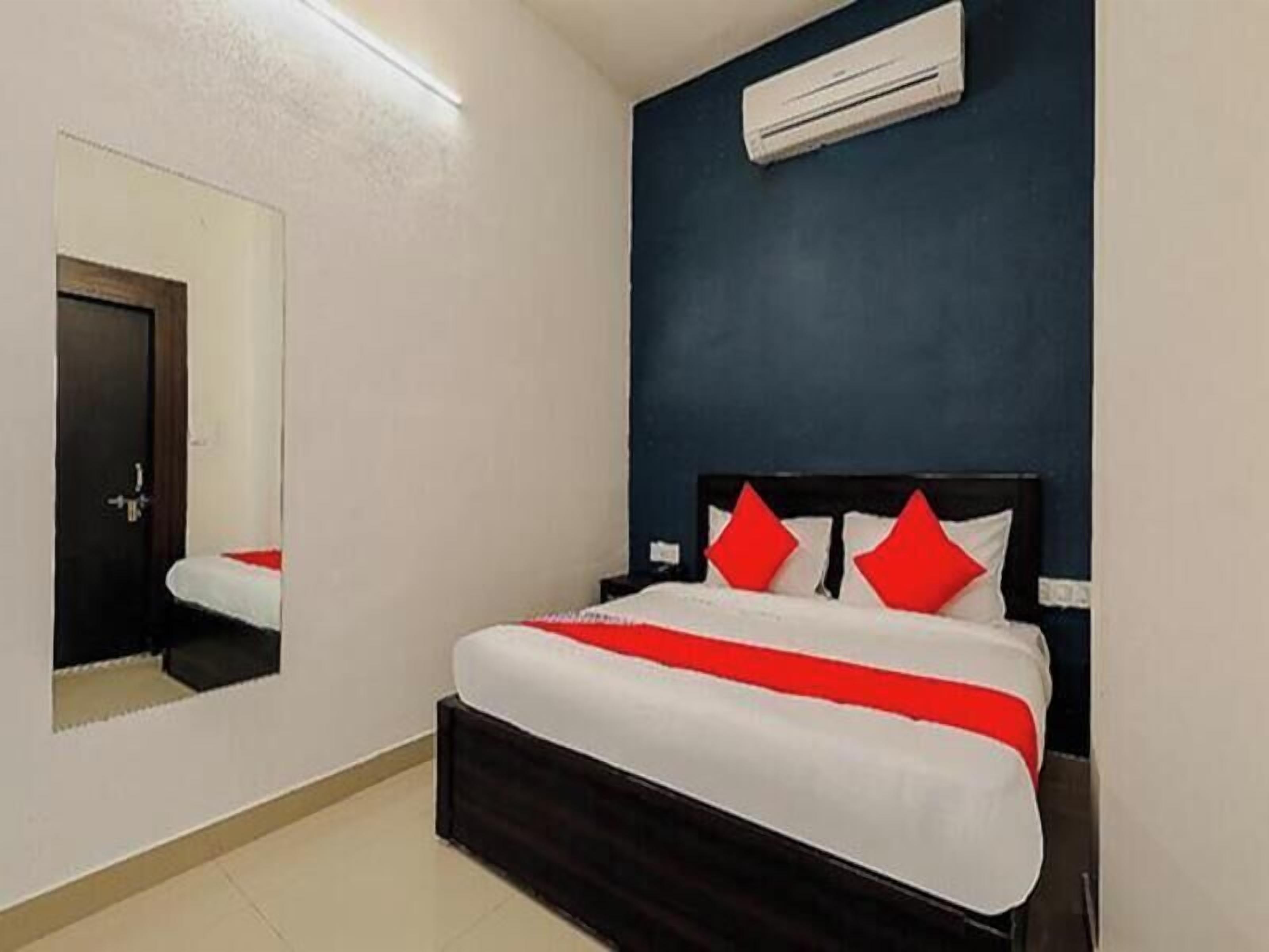 Egyptian cotton sheets, premium bedding, in-room safe, desk