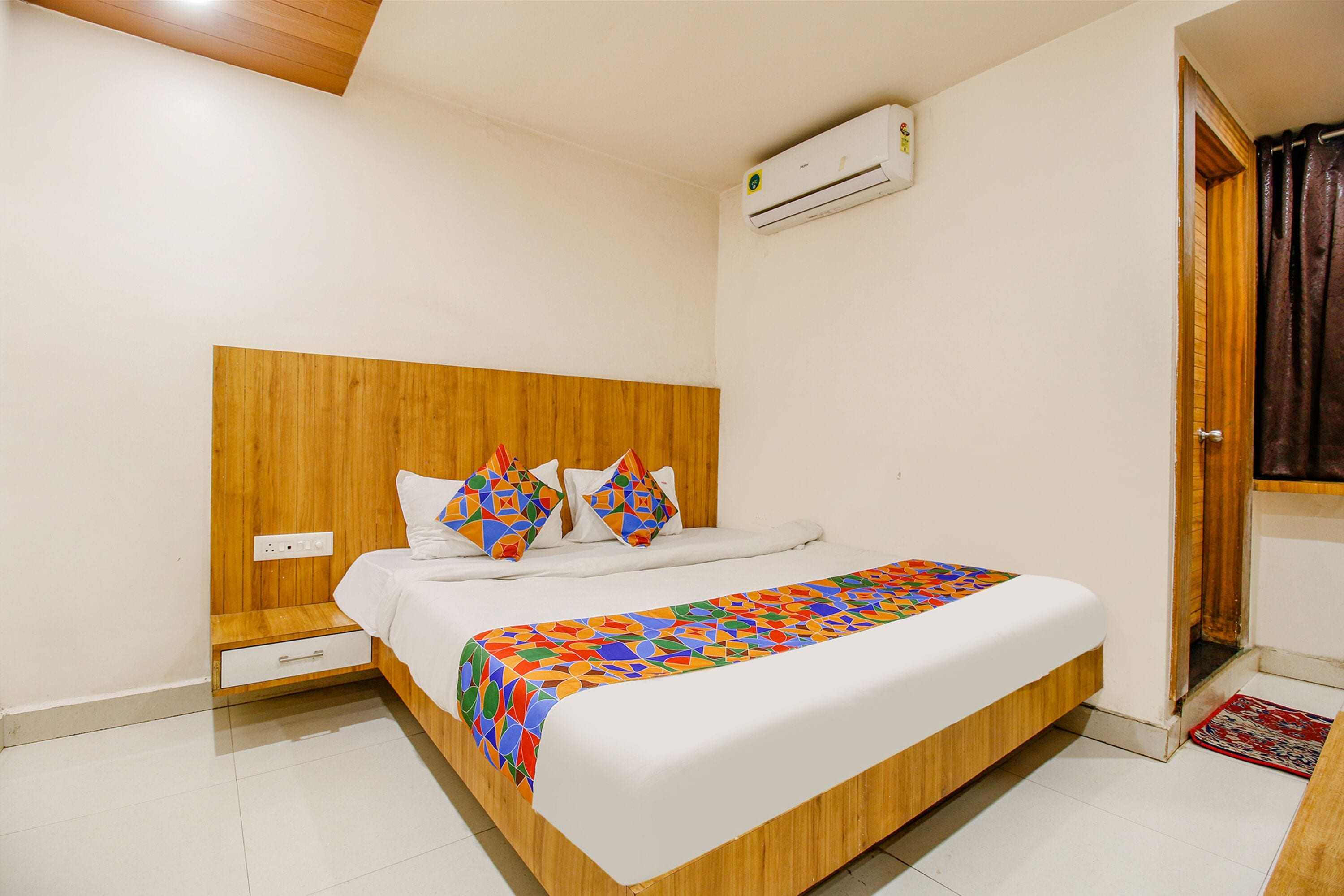 Egyptian cotton sheets, premium bedding, in-room safe, desk