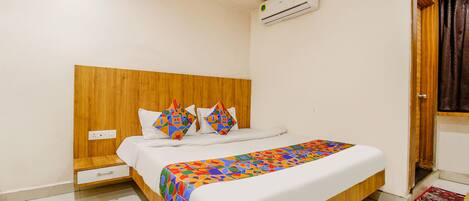 Egyptian cotton sheets, premium bedding, in-room safe, desk