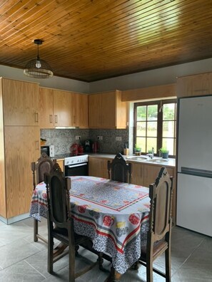 House | Dining - Charming 3-bed House (Praia da Vitoria)