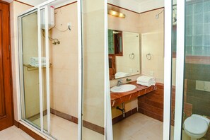 Shower, rainfall showerhead, free toiletries, towels