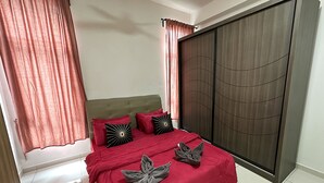 A bedroom with a bed, pillows, a ceiling fan, and a wardrobe. - D'Summit Residences by YML Home B1 (Johor Bahru)