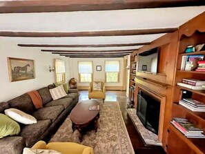 Smart TV, fireplace, books, computer monitors - Historic Hideaway with Lake Access! (South Salem)