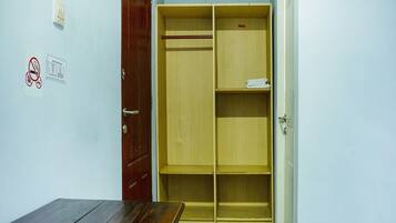 Deluxe Twin Room | Desk, laptop workspace, free WiFi, bed sheets