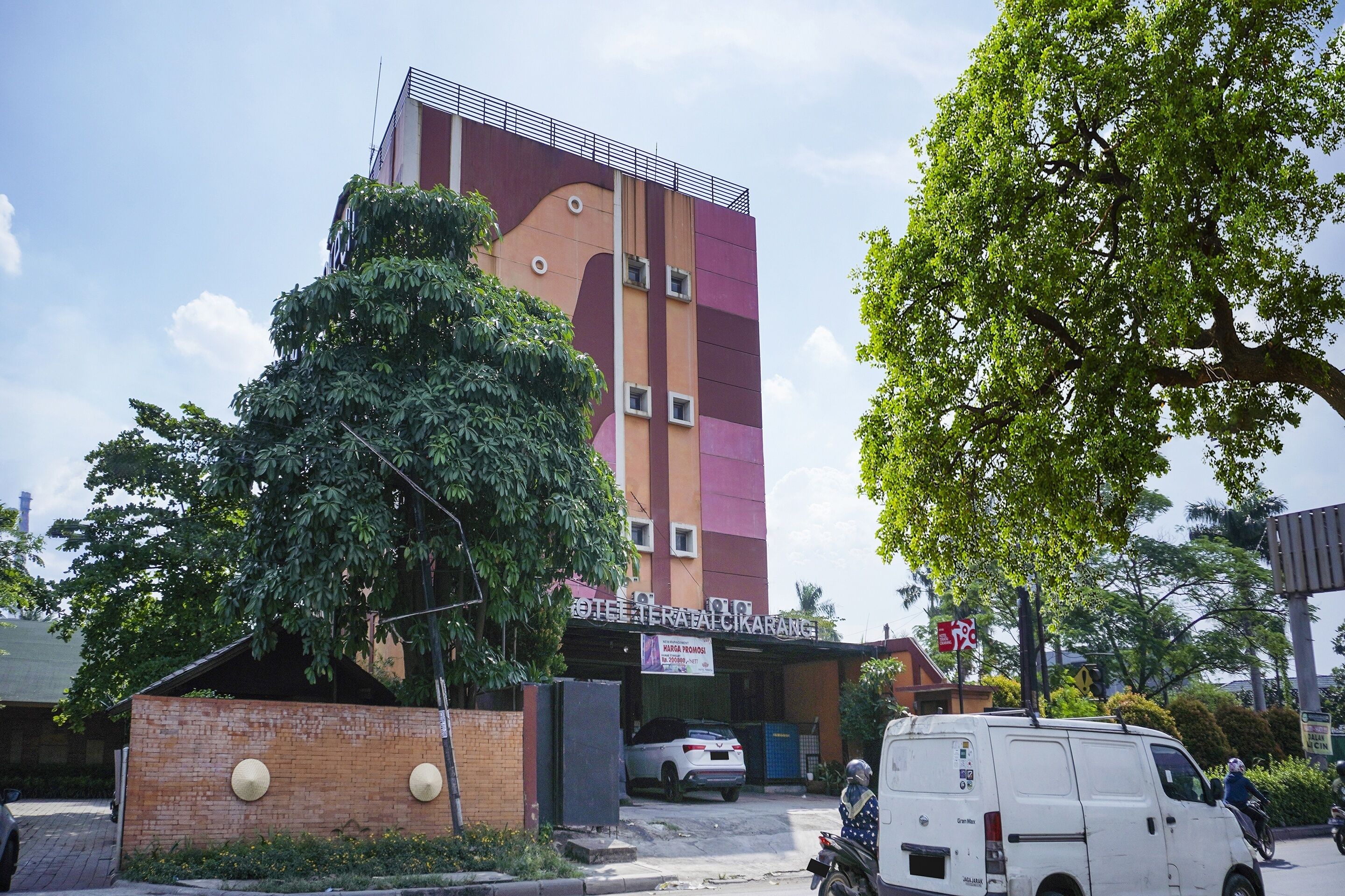 Un edificio de varios pisos con un letrero que dice "HOTEL TERABAUKARANG".
