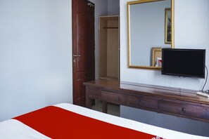 Desk, laptop workspace, free WiFi, bed sheets - Collection O Cikarang Near Water Boom Lippo Cikarang Formerly Hotel Teratai (Cikarang)