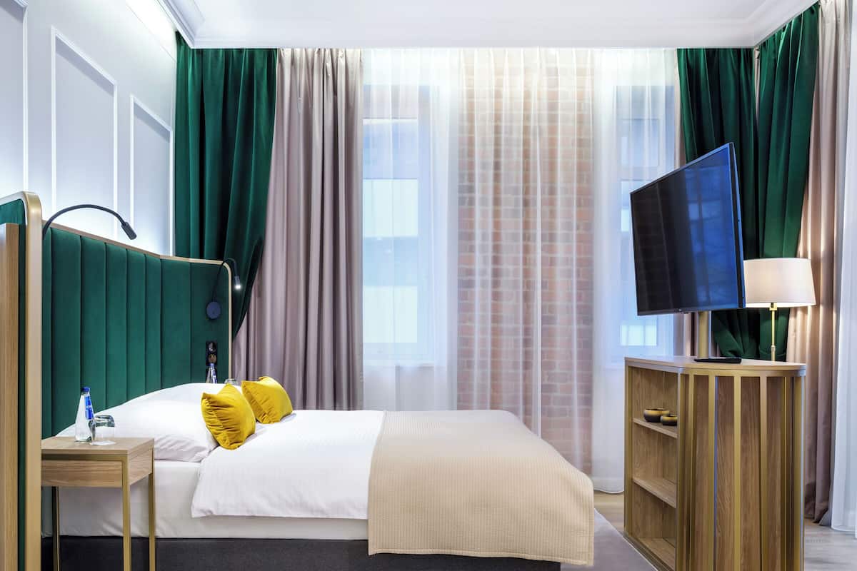 Deluxe Studio Suite | 1 bedroom, minibar, in-room safe, desk