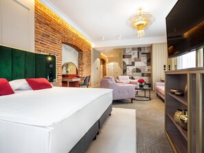 ミニバー、セーフティボックス (室内)、デスク、ノートパソコン用作業スペース