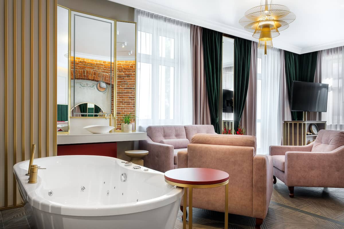 Deluxe Apartment, Jetted Tub, Kitchenette | 미니바, 객실 내 금고, 책상, 노트북 작업 공간