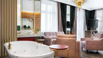 Deluxe Apartment, Jetted Tub, Kitchenette | Minibaari, tallelokero huoneessa, työpöytä