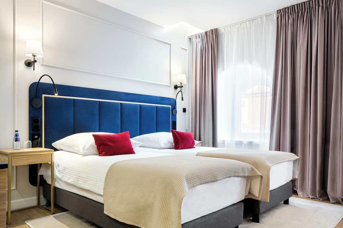 Standard Twin Room | 1 bedroom, minibar, in-room safe, desk