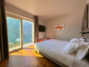 Suite superior, balcón, vista al lago | Ropa de cama hipoalergénica, edredón y minibar 