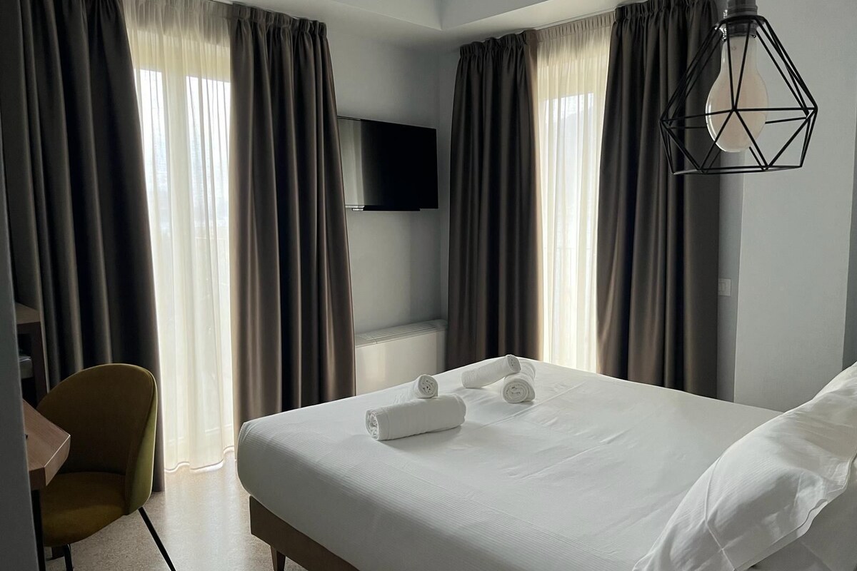Habitación superior, balcón, vista al lago | Ropa de cama hipoalergénica, edredón y minibar 