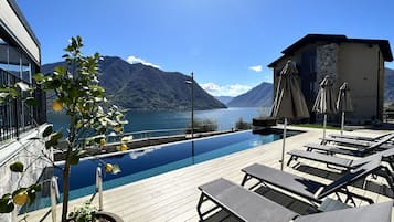 Una piscina al aire libre de temporada, sombrillas