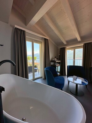 Habitación exclusiva | Ropa de cama hipoalergénica, edredón y minibar 