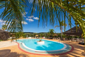 Seasonal outdoor pool, open 8:30 AM to 8:00 PM, pool umbrellas - Residence Villantica (Vieste)