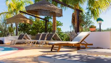 Hồ bơi ngoài trời phục vụ theo mùa, dù/ô trên bãi biển/hồ bơi