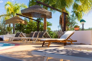 Piscine extérieure en saison, accès possible de 8 h 30 à 20 h, parasols