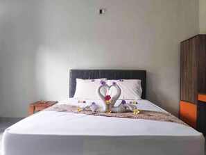 Escritorio, wifi gratis y ropa de cama 