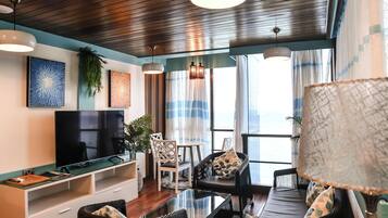 Deluxe Suite, 1 King Bed, Beach View, Beachside | Living area