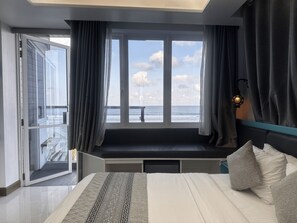 Deluxe-Doppelzimmer, 1 Queen-Bett, Balkon, Strandblick | Zimmersafe, Schreibtisch, laptopgeeigneter Arbeitsplatz