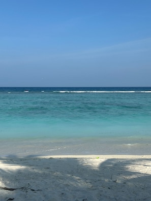 Am Strand, weißer Sandstrand, Strandtücher