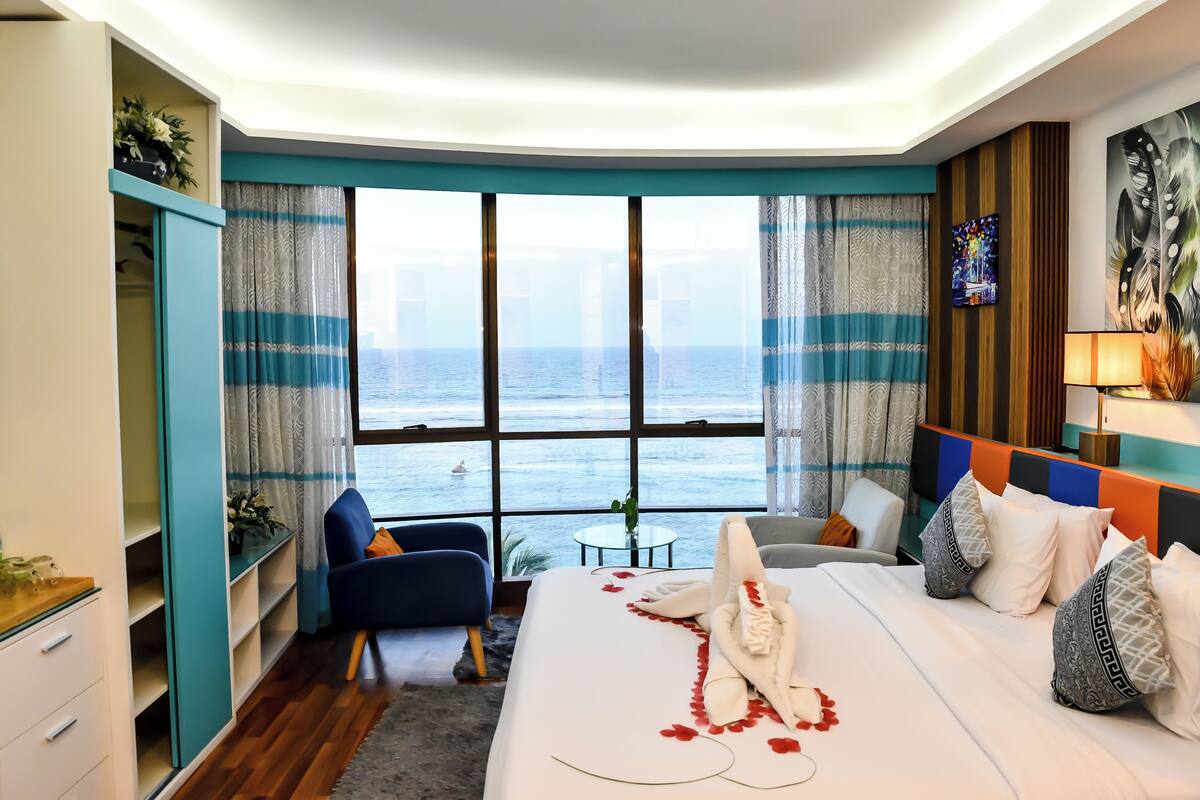 Deluxe Suite, 1 King Bed, Beach View, Beachside | In-room safe, desk, laptop workspace, soundproofing