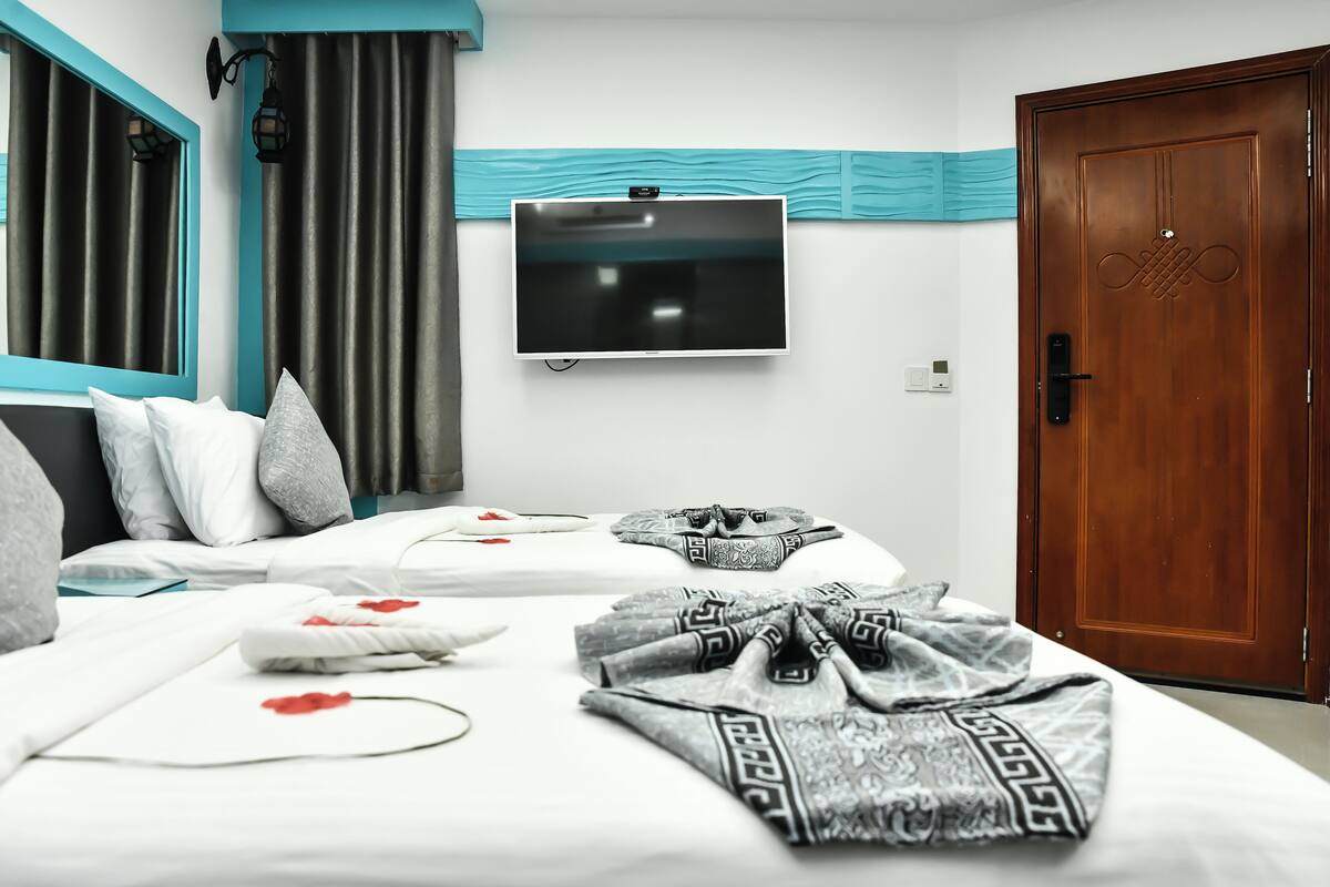 Standard Twin Room | In-room safe, desk, laptop workspace, soundproofing