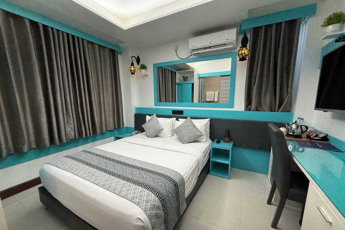 Standard Double Room, Non Smoking | In-room safe, desk, laptop workspace, soundproofing