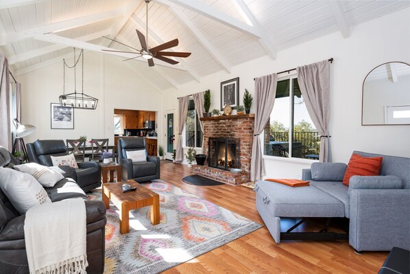 TV - Buckeye Bungalow w hot tub/firepit/views! Pet Friendly! (Oakhurst)