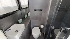 Kabin, 1 Tempat Tidur Queen dengan tempat tidur Sofa | Kamar mandi | Shower, pengering rambut,  dan handuk
