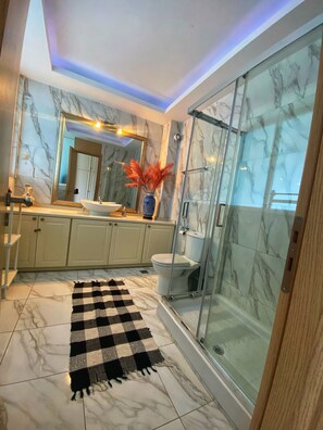 Sea View Family Suite | Bathroom | Shower, towels, toilet paper - Med Sea Suites (Hersonissos)