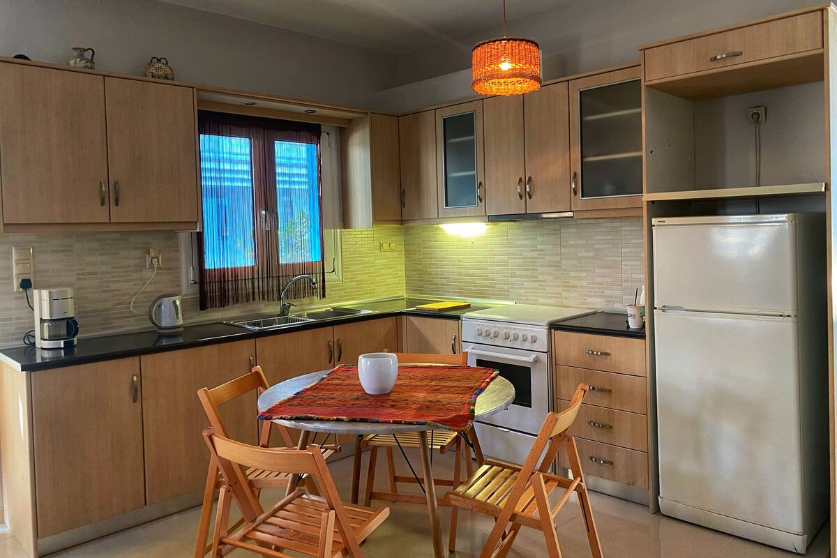 Sea Side Family Suite | Private kitchen | Full-size fridge, oven, stovetop, coffee/tea maker