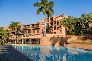 2 outdoor pools