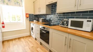 Refrigerador, lavavajillas, tetera eléctrica y tostadora