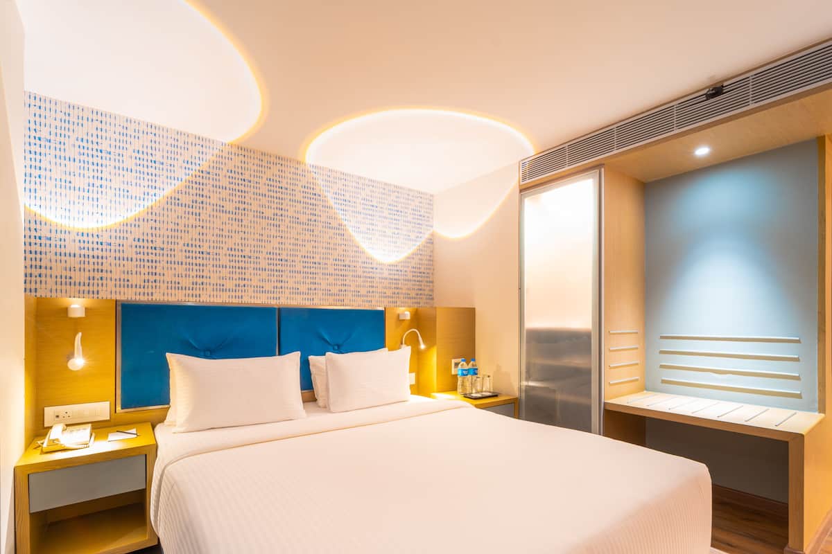 Junior Room, 1 King Bed | Hypo-allergenic bedding, in-room safe, desk, blackout drapes