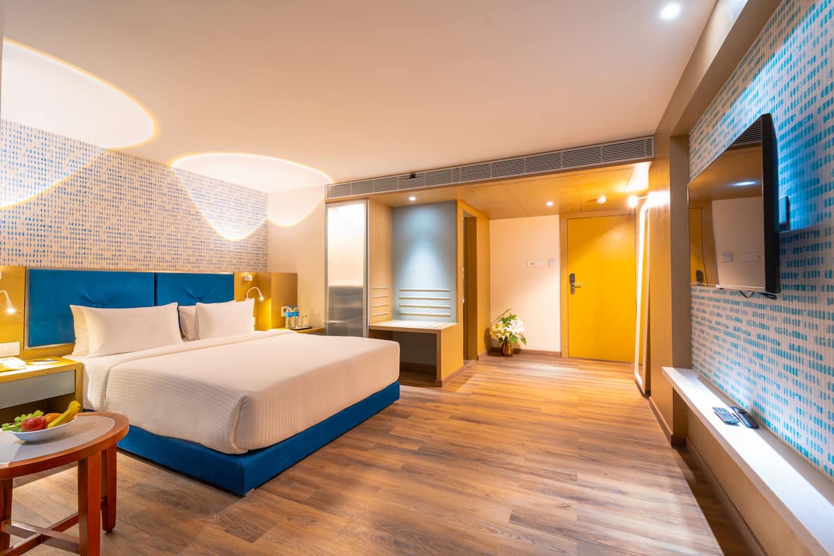 Junior Room, 1 King Bed | Hypo-allergenic bedding, in-room safe, desk, blackout drapes