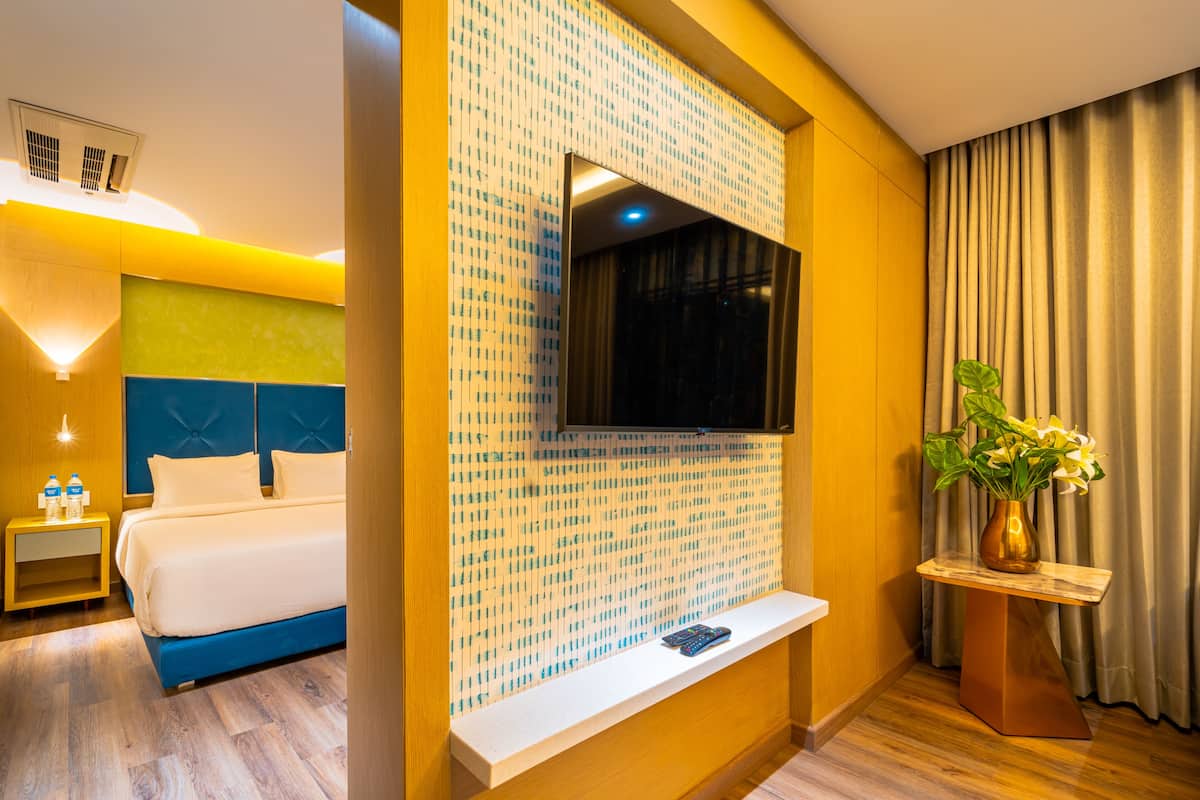 Luxury Room | Hypo-allergenic bedding, in-room safe, desk, blackout drapes