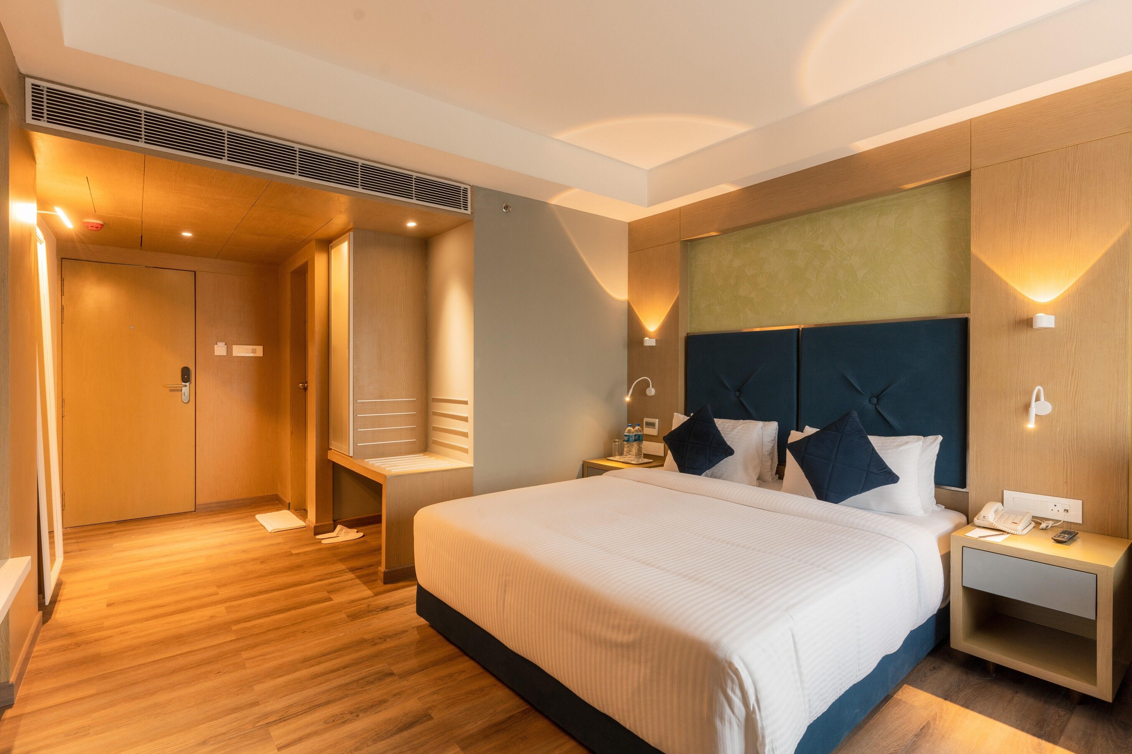 Phòng Deluxe | Bộ đồ giường kháng dị ứng, két bảo mật tại phòng, bàn, màn/rèm cản sáng 