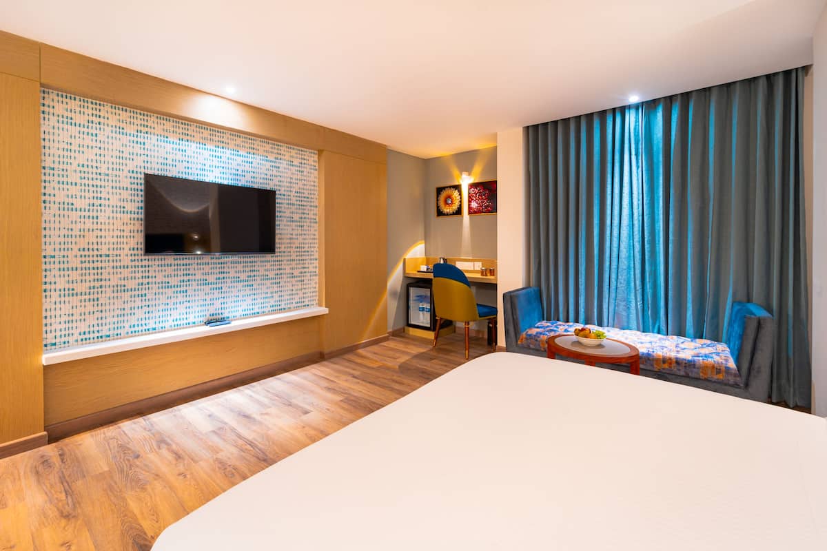 Junior Room, 1 King Bed | City view