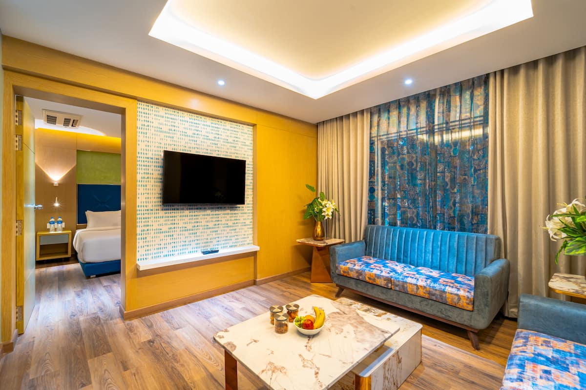 Luxury Room | Peralatan tempat tidur hipoalergenik, peti besi dalam bilik, meja