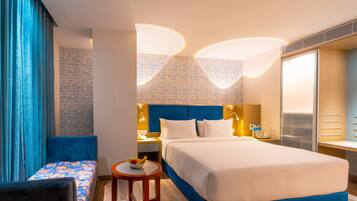 Junior kamer, 1 kingsize bed | Hypoallergeen beddengoed, een kluis op de kamer, een bureau