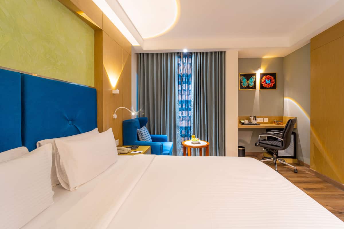 Deluxe Room | Hypo-allergenic bedding, in-room safe, desk, blackout drapes