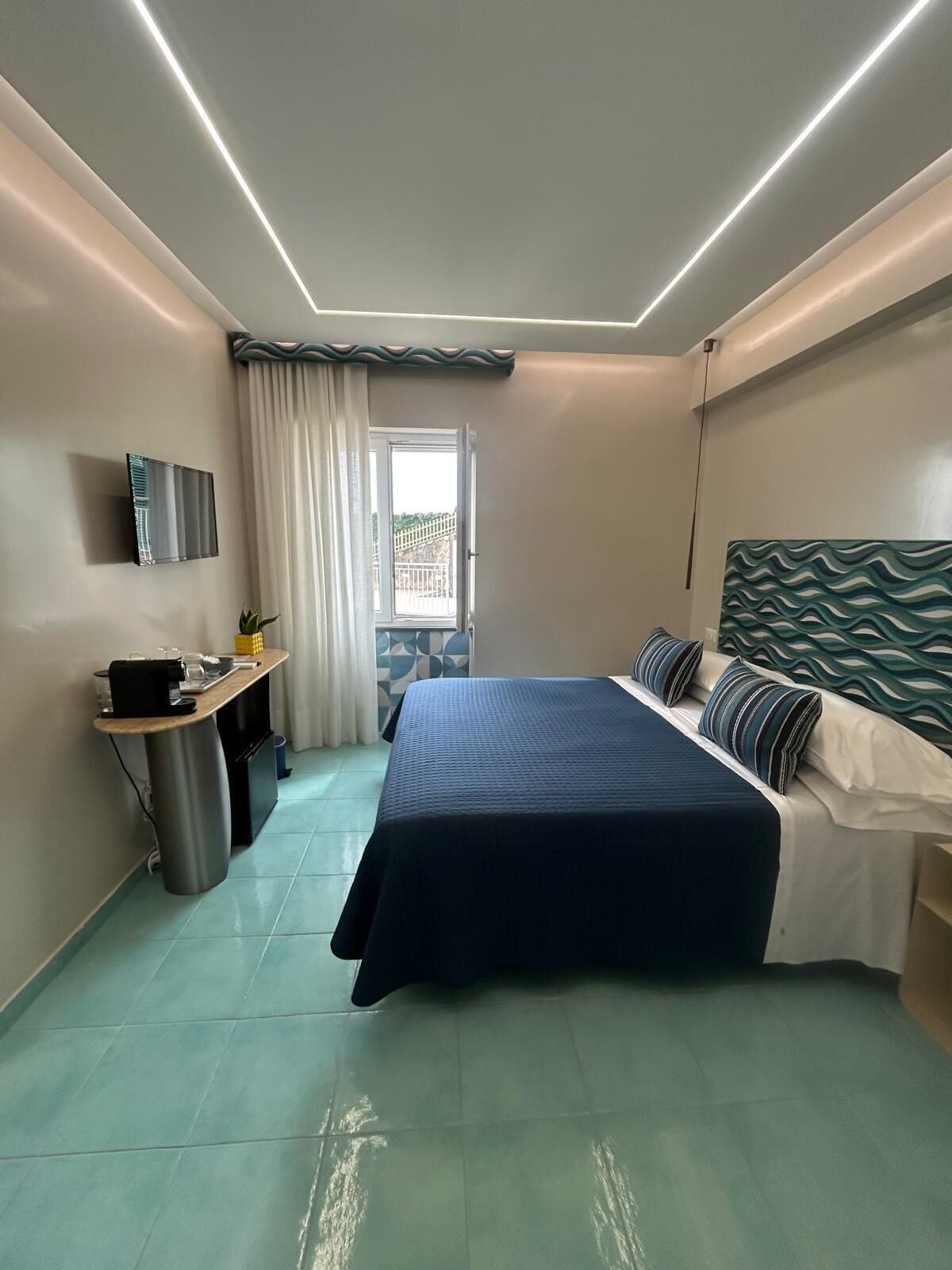 Basic Room | Minibar, in-room safe, individually decorated, individually furnished