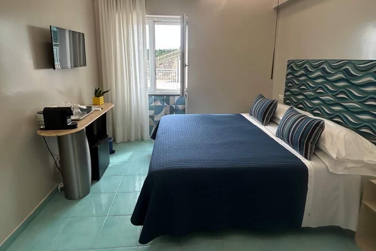 Basic Room | Minibar, in-room safe, individually decorated, individually furnished