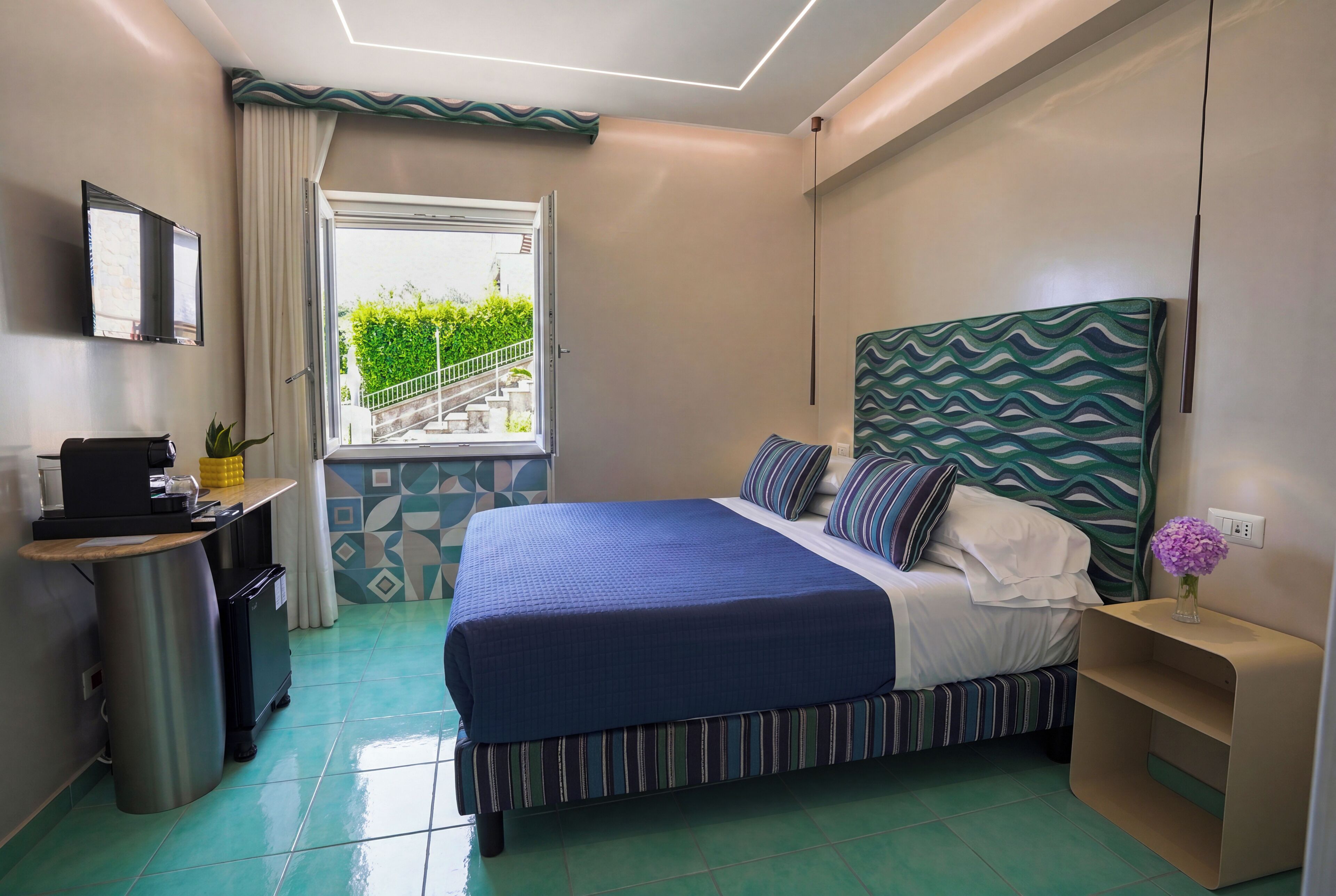Minibar, in-room safe, individually decorated, individually furnished
