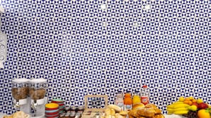 A breakfast buffet with various food items and beverages. - Gala Residence Villa Giovanna (Ravello)