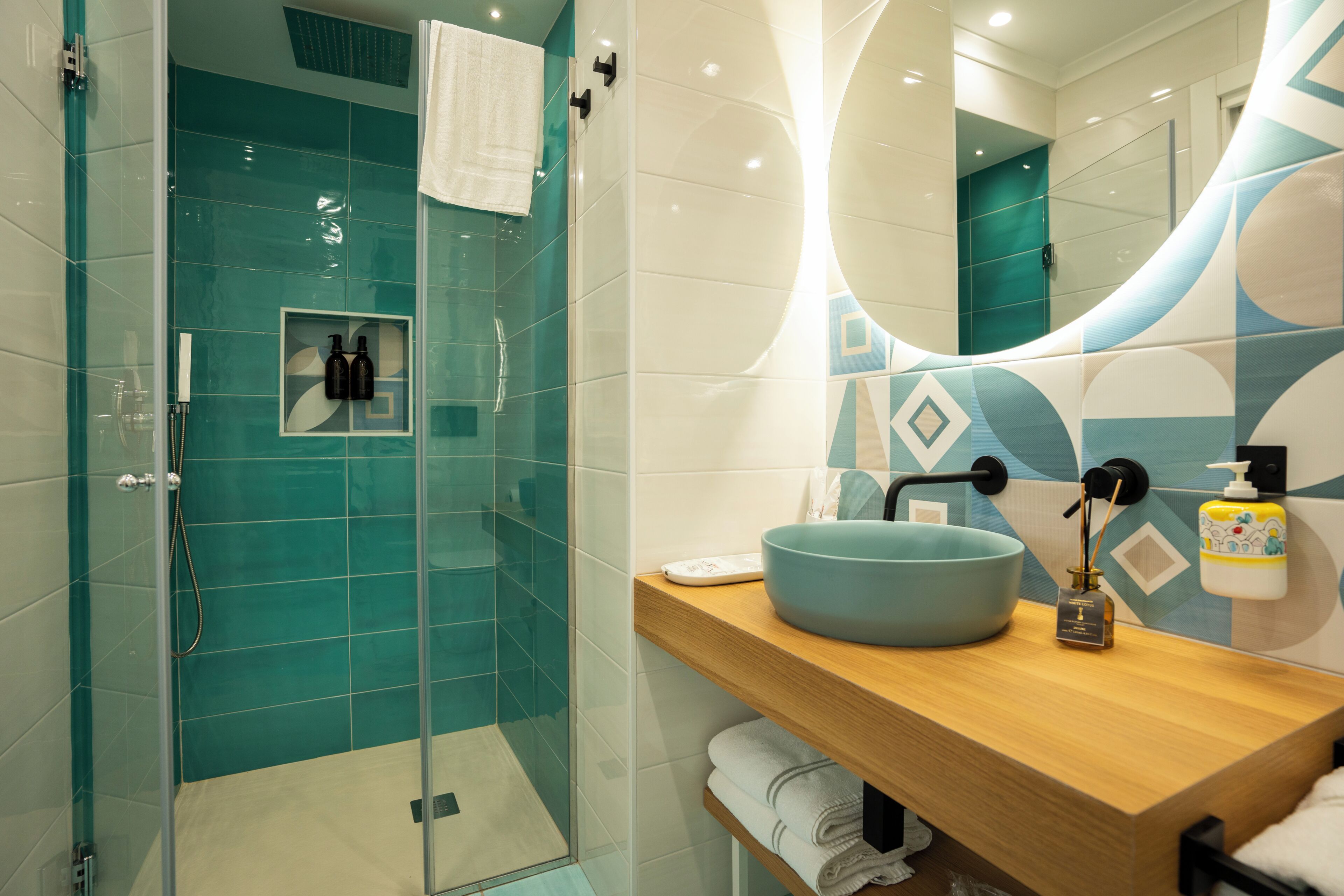 Camera Basic | Bagno | Doccia, soffione a pioggia, asciugacapelli, accappatoio